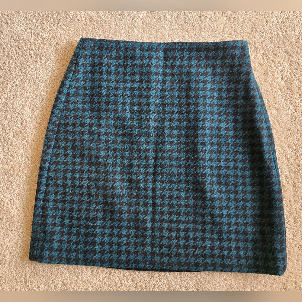 Loft womens size 2 blue and black houndstooth print short skirt. Above knee